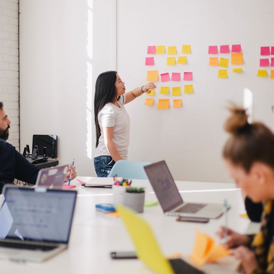 Symbolbild: Dialog-Training im Workshop – gemeinsam am Whiteboard