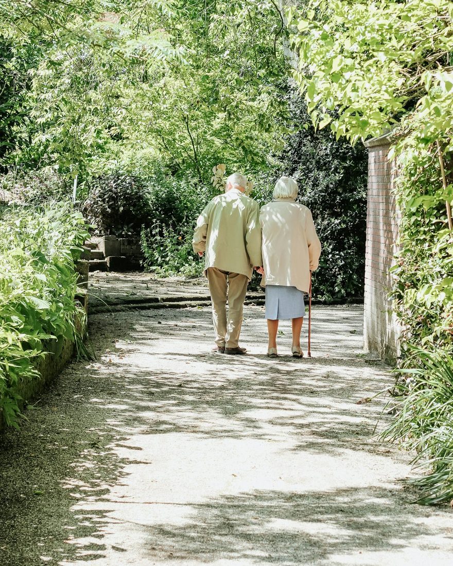 Symbolbild: Älteres Paar bei einem Spaziergang – Begleitung im Alter